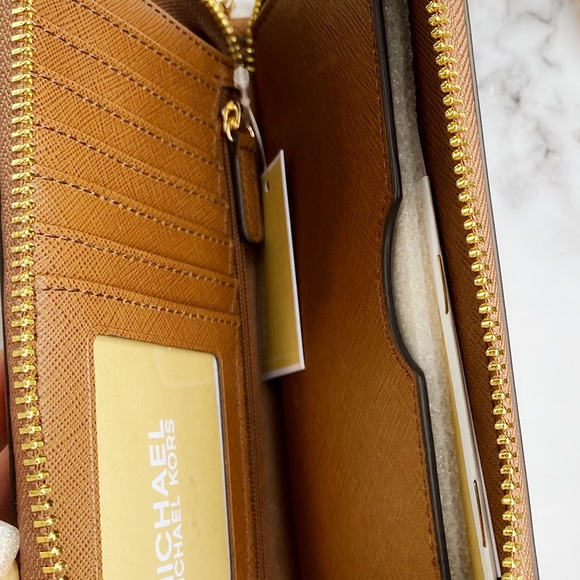 Sale‼️‼️Michael Kors Phone Wristlet Wallet - Picture 8 of 8